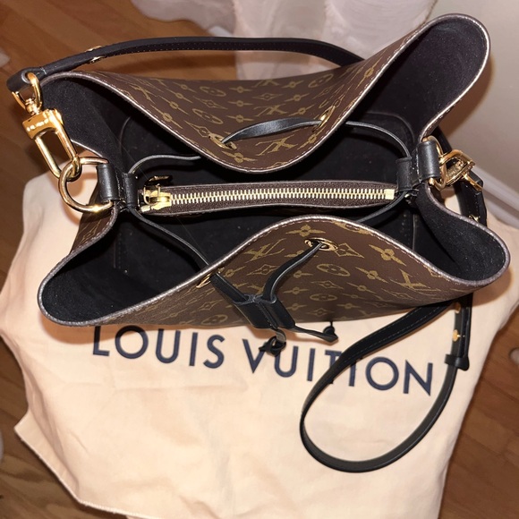 Louis Vuitton NeoNoe MM - Picture 10 of 17